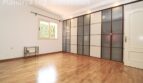 Dormitorio luminoso de la villa en Llucmajor con parquet de roble y elegante armario empotrado con puertas correderas de cristal