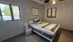 Helles Schlafzimmer der Finca S'Illot mit Doppelbett, Holzbalkendecke und mediterranem Ausblick