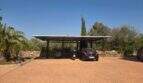 Carport mit Solardach und Steinpflaster-Einfahrt der mallorquinischen Finca in S'Illot