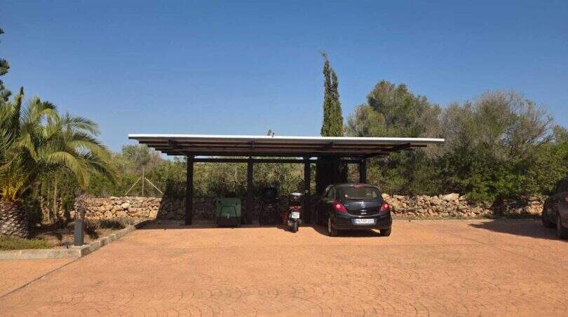 Carport mit Solardach und Steinpflaster-Einfahrt der mallorquinischen Finca in S'Illot