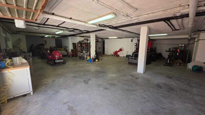 Geräumige Garage mit Betonboden, Lawnmower, Werkzeug und Lagerraum der Finca in S'Illot