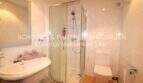 Helles Badezimmer der Poolwohnung in Sa Coma mit Glasdusche, WC und Waschbecken in modernem Design.