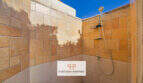 Outdoor-Dusche mit Naturstein-Wandverkleidung und Handbrause unter blauem Himmel, Cala Murada Haus mit Pool