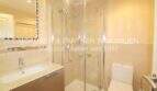 Baño moderno del apartamento de 4 habitaciones en Cala Millor con ducha de cristal, inodoro y lavabo luminoso.