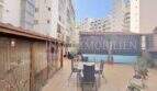 Geräumige Dachterrasse mit Sitzgruppe, Pflanzen und Holzelementen, umgeben von Wohngebäuden in Palma