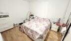 Helles Schlafzimmer mit Doppelbett, weißen Möbeln und Laminatboden in Wohnung in El Arenal, Palma