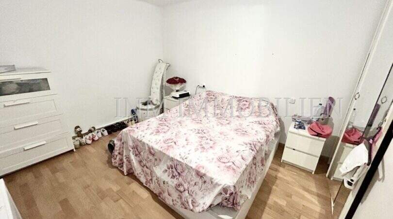Helles Schlafzimmer mit Doppelbett, weißen Möbeln und Laminatboden in Wohnung in El Arenal, Palma
