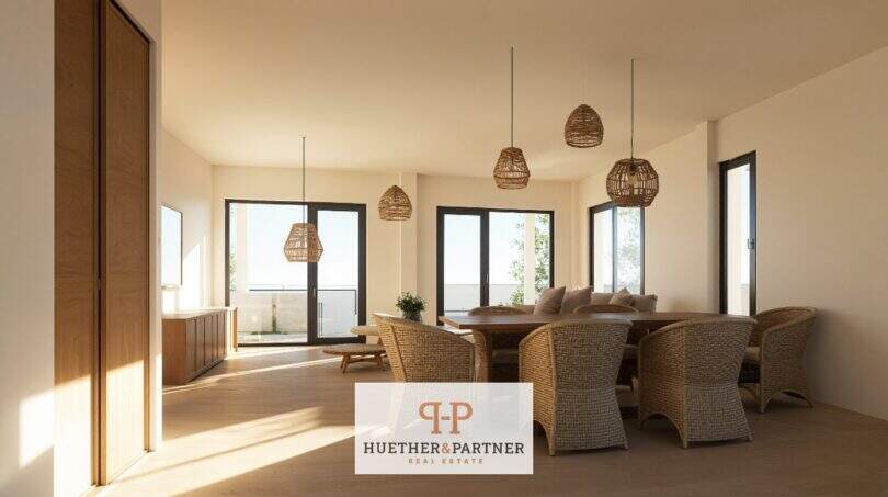 Helles Esszimmer mit Rattanstühlen, Holztisch und Korblampen in Neubau-Doppelhaushälfte, Cala d'Or