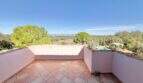 Dachterrasse mit Fliesenbelag, Blick auf Pool, Bergpanorama und mediterrane Landschaft der Finca bei Algaida