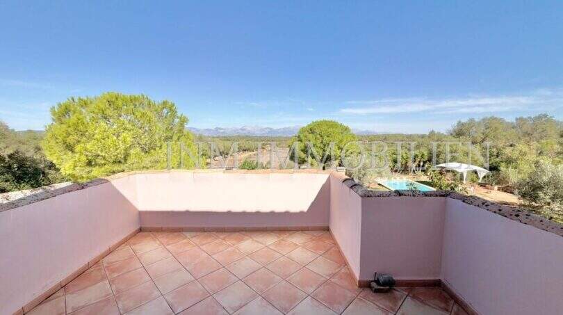 Dachterrasse mit Fliesenbelag, Blick auf Pool, Bergpanorama und mediterrane Landschaft der Finca bei Algaida