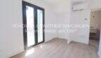 Dormitorio claro con suelo de parqué, aire acondicionado y acceso a terraza en apartamento de nueva construcción, Cala Millor