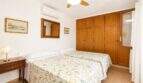 Helles Schlafzimmer der Finca Mallorca mit Doppelbett, Holzschrank, Deckenventilator und Klimaanlage