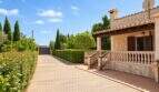 Einfahrt einer mallorquinischen Finca mit Natursteinterrasse, Balustrade und gepflegtem Grüngürtel in Palma