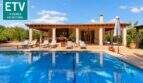 Finca Palma de Mallorca: Großer Außenpool mit Liegestühlen und überdachter Terrasse mit Steinpfeilern.