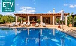 Finca Palma: Gran piscina exterior con tumbonas y terraza cubierta de la propiedad con licencia ETV.