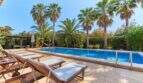 Großer Außenpool mit Sonnenliegen und Palmen der Finca in Palma de Mallorca