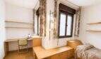 Helles Schlafzimmer mit Einzelbett, Schreibtisch, Einbauschränken und Fenster in Wohnung am Paseo Marítimo, Palma
