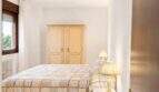 Helles Schlafzimmer mit Doppelbett, Holzparkett und klassischem Kleiderschrank in exklusiver Wohnung in Palma
