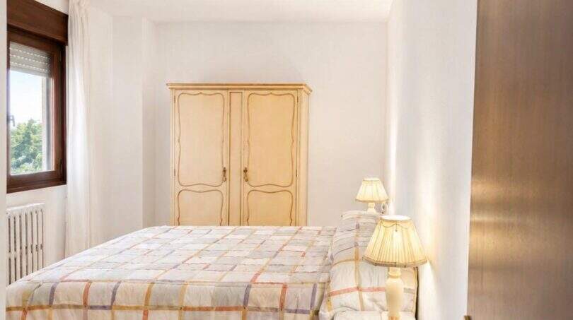 Helles Schlafzimmer mit Doppelbett, Holzparkett und klassischem Kleiderschrank in exklusiver Wohnung in Palma