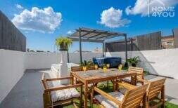 Atractiva casa urbana con licencia ETV para 6 personas, 188m², 5 dormitorios, 2 baños, patio, jacuzzi, terraza