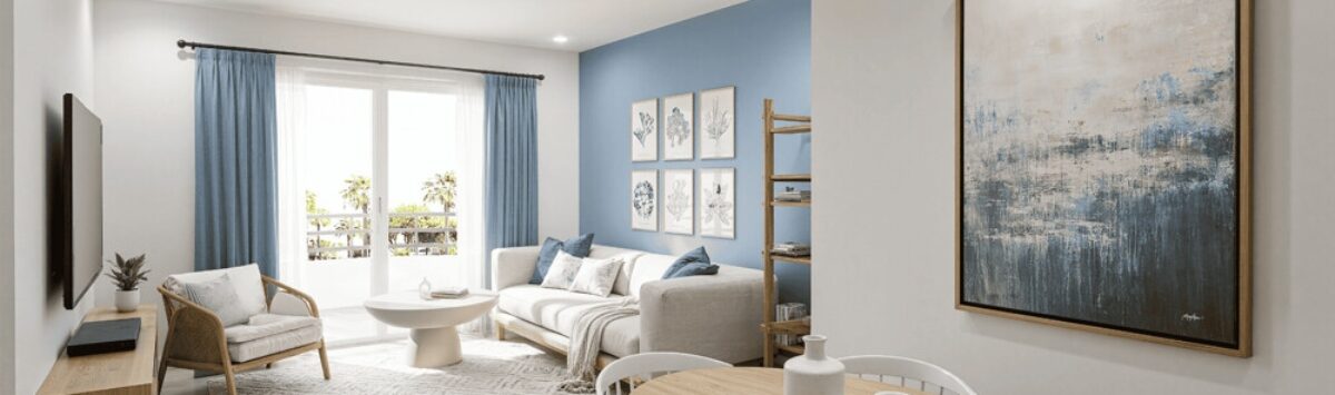 Sala de estar luminosa con comedor, acentos azules y estilo moderno en el Hotel-Apartment Portocolom