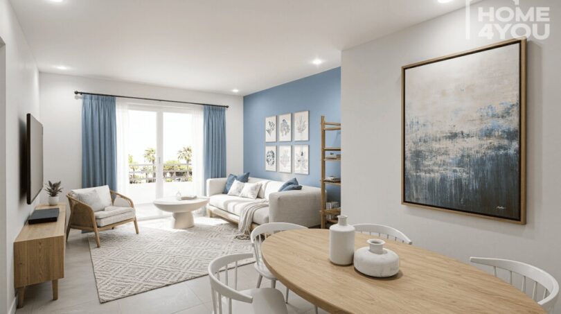 Luminosa sala de estar-comedor en el apartahotel Portocolom, 63 m², acento azul, diseño moderno, acceso a terraza