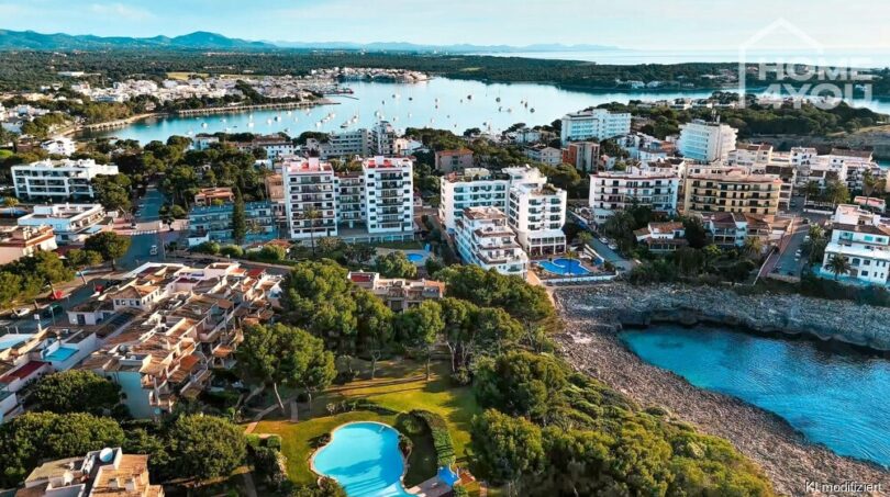 Vista aérea del apartahotel Portocolom: vista al mar, piscina, ubicación costera, complejo moderno con áreas verdes.