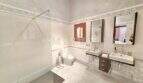 Modernes Badezimmer mit Doppelwaschbecken, Badewanne, Dusche und Bidet im Ferienhaus Muro