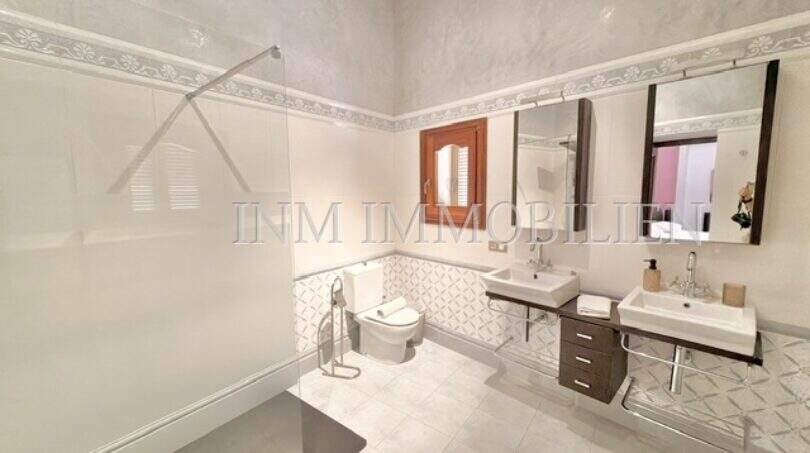 Modernes Badezimmer mit Doppelwaschbecken, Badewanne, Dusche und Bidet im Ferienhaus Muro