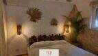 Schlafzimmer mit Bambus-Wanddeko, Steinwand, Palme, Bambus-Wandleuchten und Klimaanlage, Strandhaus Porto Cristo Novo