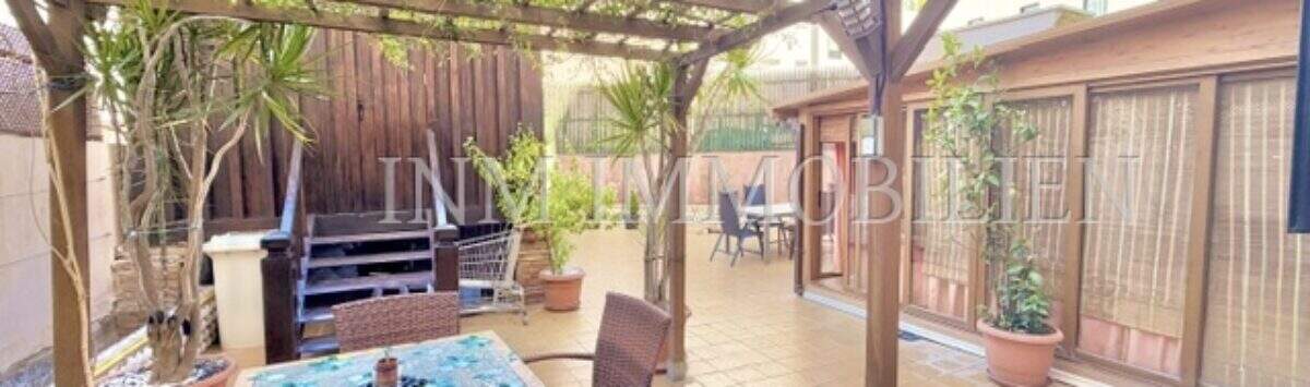 Überdachte Terrasse mit Holzpergola, Esstisch, Pflanzen und Loungebereich der Wohnung in Palma-City.