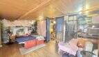 Gemütliches Schlafzimmer mit Holzdecke, Wandgemälde und Parkettboden in Palma-City-Wohnung