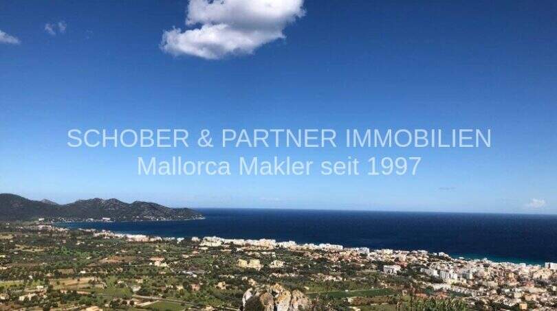Panoramablick über Sa Coma mit Meerblick und üppiger Grünfläche – ideale Lage für Poolwohnung mit Privatterrasse.