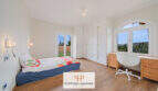 Helles Schlafzimmer der Finca Santa Maria mit Einbauschrank, Terrassenzugang und Tramuntana-Blick durch Bogenfenster.