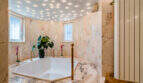 Luxuriöses Marmorbad mit achteckiger Einbau-Badewanne, Messingarmaturen und Sternenhimmel-Beleuchtung in Poolvilla Cala Murada
