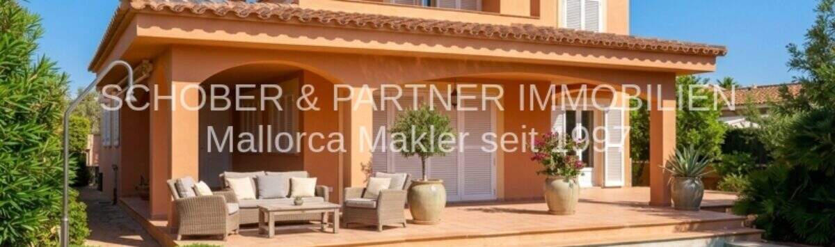 Außenansicht Villa Sa Coma mit Pool, Terrasse, Loungemöbeln und mediterranem Garten unter blauem Himmel.