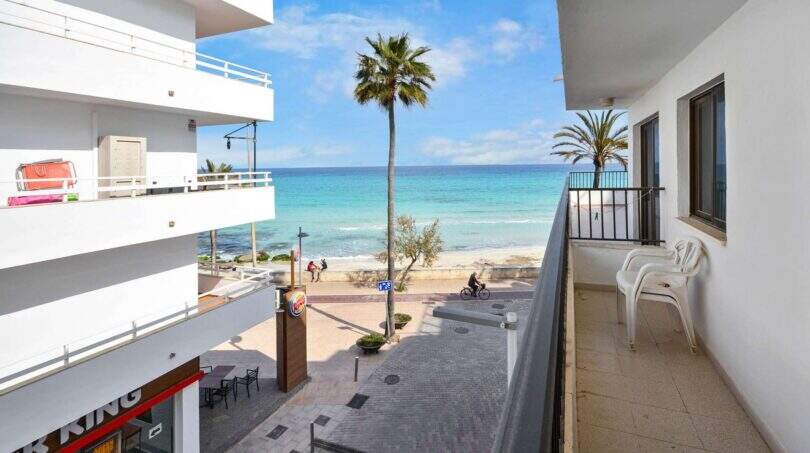 Balkon mit Meerblick, Palmenstrand und Burger King in erster Meereslinie, Cala Millor