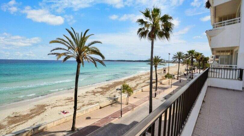 Balkon mit direktem Meerblick, Sandstrand und Palmenpromenade in erster Meereslinie, Cala Millor