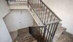 Treppenhaus mit Marmortreppe und schmiedeeisernem Geländer in Investmentimmobilie erster Meereslinie, Cala Millor