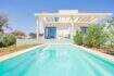 Neubau Villa Cala Romántica: Weißes Ferienhaus mit Pergola, privatem Pool und mediterranem Garten in Porto Cristo Novo.