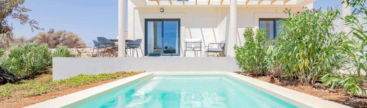 Villa nueva Cala Romántica: Casa de vacaciones blanca con pérgola, piscina privada y jardín mediterráneo en Porto Cristo Novo.