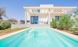 Villa nueva Cala Romántica: Casa de vacaciones blanca con pérgola, piscina privada y jardín mediterráneo en Porto Cristo Novo.
