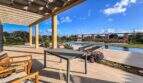 Sonnige Terrasse mit Pergola, Loungemöbeln und Pool der Luxusfinca in Ses Salines