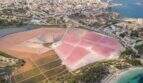 Luftbild: Rosa Salinen von Ses Salines, Küstenstadt und türkisblaues Meer bei mediterraner Luxusfinca.