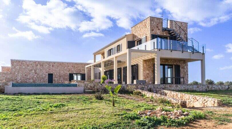 Mediterrane Luxusfinca Ses Salines: Steinvilla mit Dachterrasse, Pergola, Pool und gepflegtem Garten