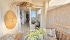 Überdachte Terrasse mit Rattanmöbeln, Naturdeko und Blick ins Wohnzimmer, Wohnung Palmanova-Son Caliu
