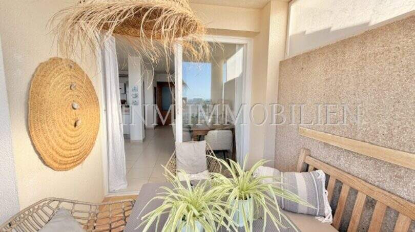 Überdachte Terrasse mit Rattanmöbeln, Naturdeko und Blick ins Wohnzimmer, Wohnung Palmanova-Son Caliu