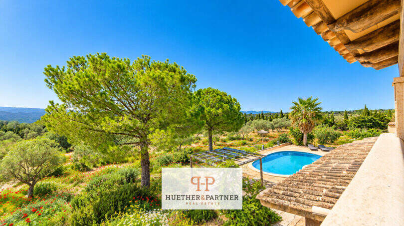 Finca Santa Maria: Terrasse mit Pool, Pinien und Panoramablick auf die Tramuntana-Berge