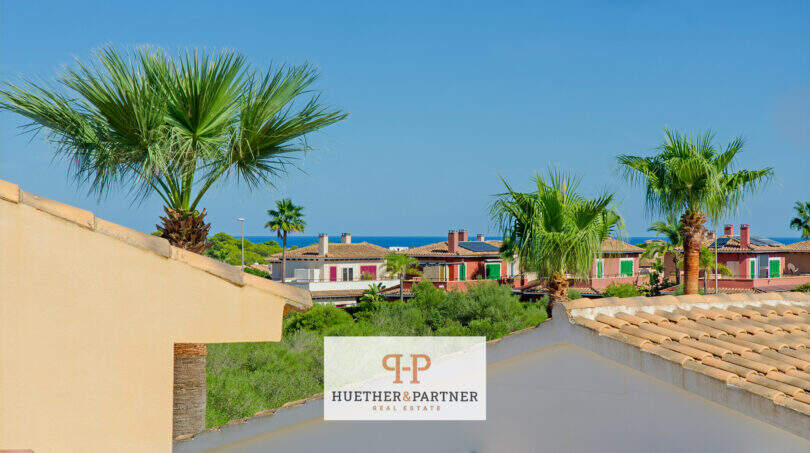 Dachterrasse mit Meerblick, Palmen und mediterranen Häusern in Cala Murada