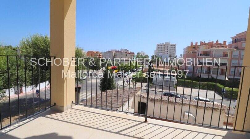Balcón soleado del apartamento esquinero de nueva construcción en Cala Millor con vistas al entorno, a aprox. 200 m de la playa.